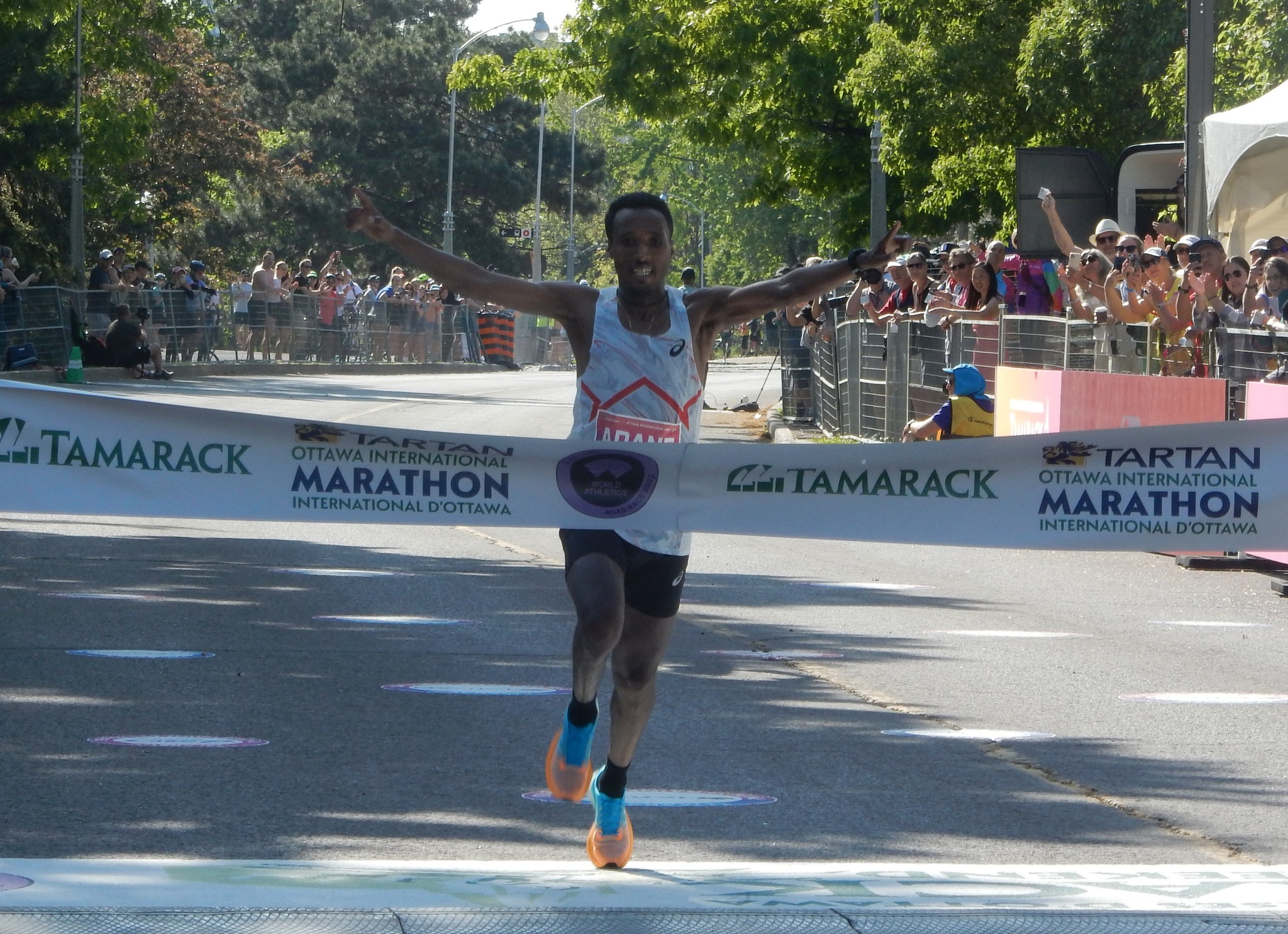 Ethiopian Athletes Yihunilign and Waganesh Won Ottawa Marathon.